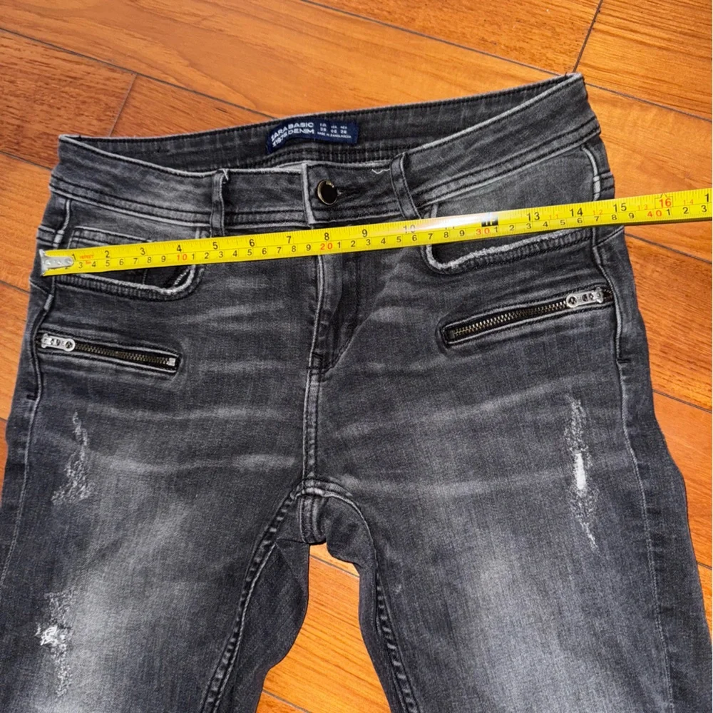 Stylish Distressed Black Jeans with Zipper Details Zara size 6 - Picture 5 of 7